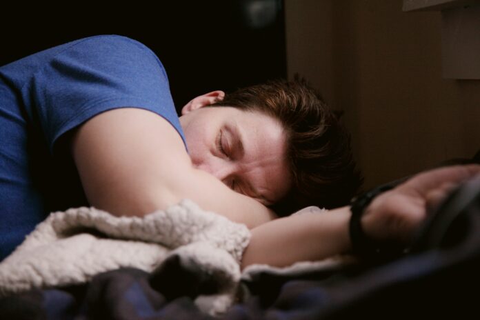 Você pula quando dorme? Esse fenômeno tem uma explicação interessante